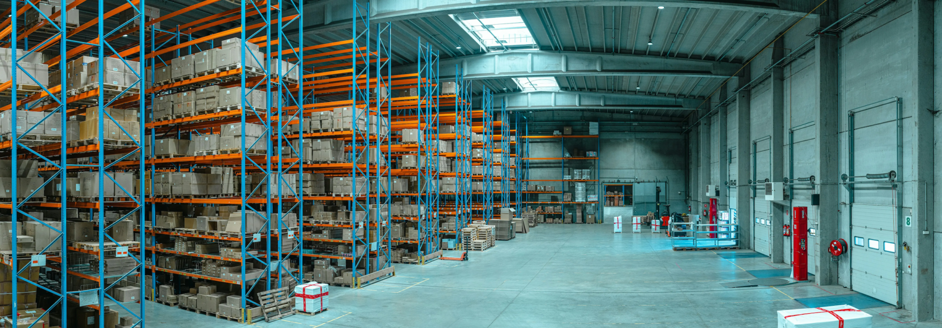 Xu hướng ứng dụng ERP trong logistics qua hình ảnh kho hàng hiện đại. Hình ảnh kho hàng hiện đại với giá kệ và hệ thống quản lý, thể hiện xu hướng ứng dụng ERP trong logistics.