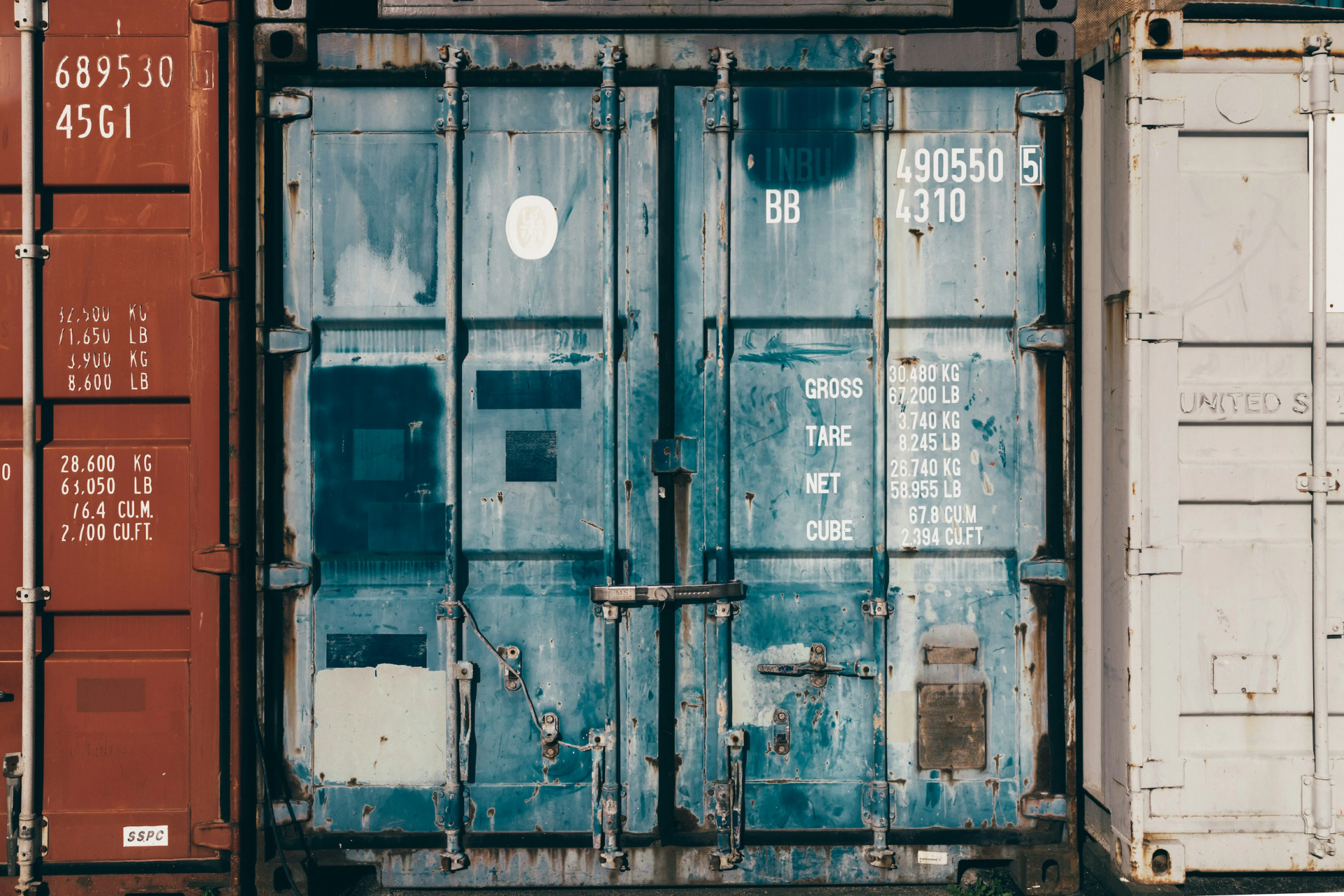 Thách thức quản lý trong ngành giao nhận vận tải qua hình ảnh container và kho hàng. Hình ảnh container vận tải và kho bãi, phản ánh các thách thức quản lý trong ngành logistics như theo dõi hàng hóa, bảo quản và vận hành.
